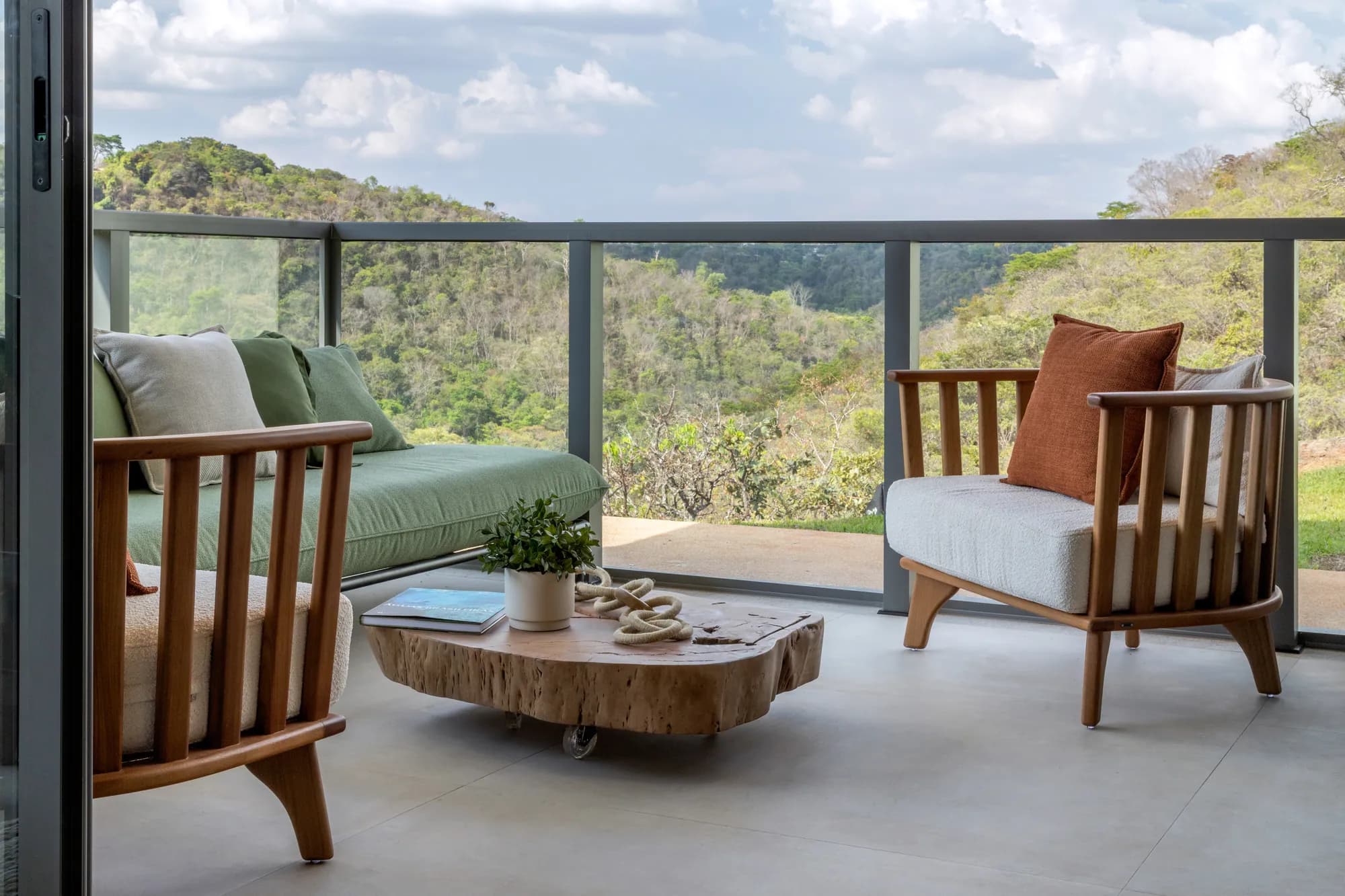 Sala integrada com madeira e vista para o vale